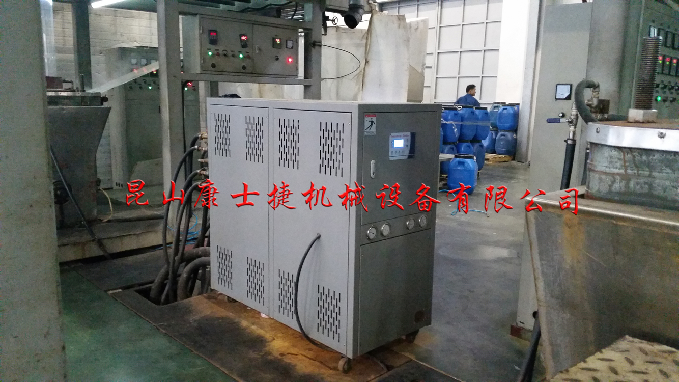 塑料行業(yè)水冷冷水機組現場